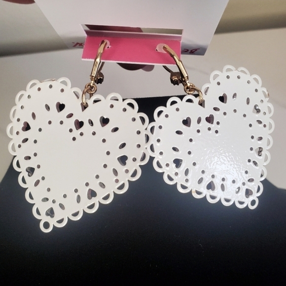 🔹️Betsey johnson🔹️ Lace Heart Strawberry 🍓 Earrings - Picture 4 of 4